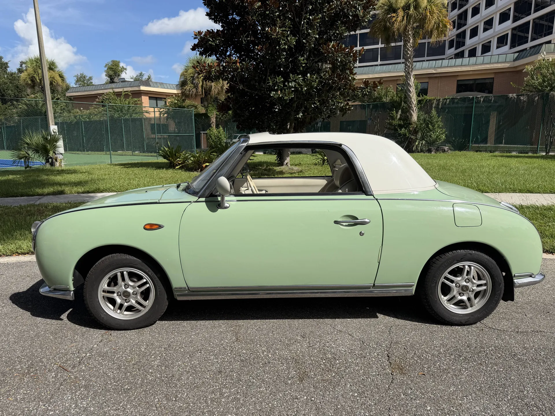 Nissan Figaro　　　　　　　　　　　　　　　　　　【入手困難品】 Rare 1991 Nissan Figaro Convertible Finished in Emerald Green