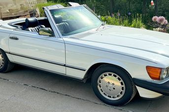 Drop-Top Grand Tourer: 1989 Mercedes-Benz 560SL Convertible