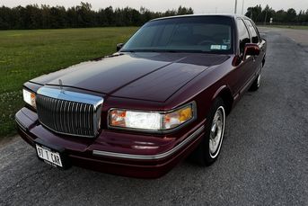 No-Reserve 1997 Lincoln Town Car
