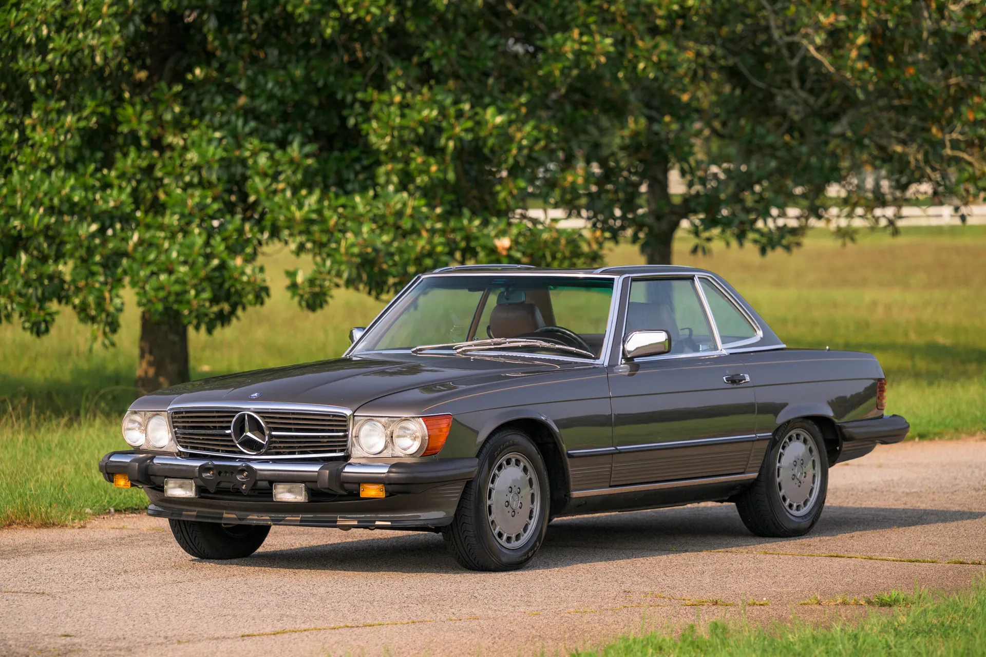 メルリル 1986 Mercedes-Benz 560SL – 32K Miles, Modern Upgrades & Classic