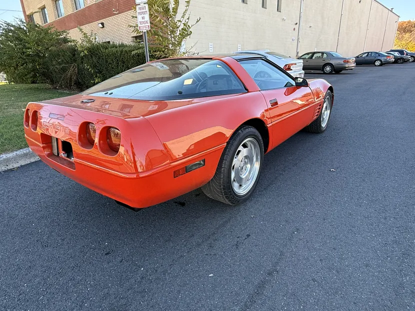 連休特価　お値下げ　ミッドセンチュリー　アメリカ　ビンテージ　希少 Low-Mileage 1993 Chevrolet Corvette Coupe With a Six-Speed Manual