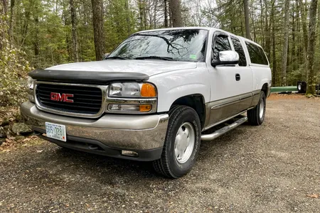 One-Family 2000 GMC Sierra 1500 SLE Extended Cab 4x4 Pickup With a Century Fiberglass Cap