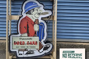 No-Reserve Dependable Used Cars Neon Sign