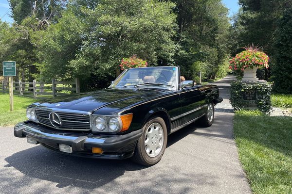 Sporting-Luxury Standard: 1987 Mercedes-Benz 560SL Convertible